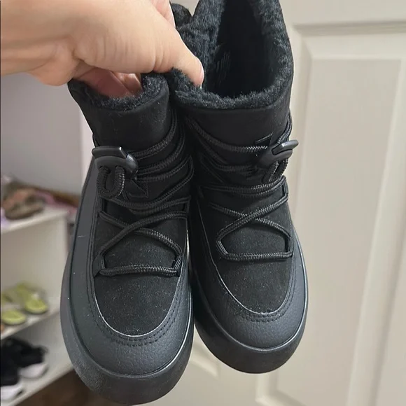 Black Fur-Lined Winter Boots - Picture 3 of 3